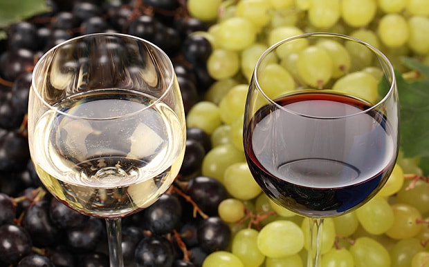 Glass_of_red_and_w_3094820b.jpg